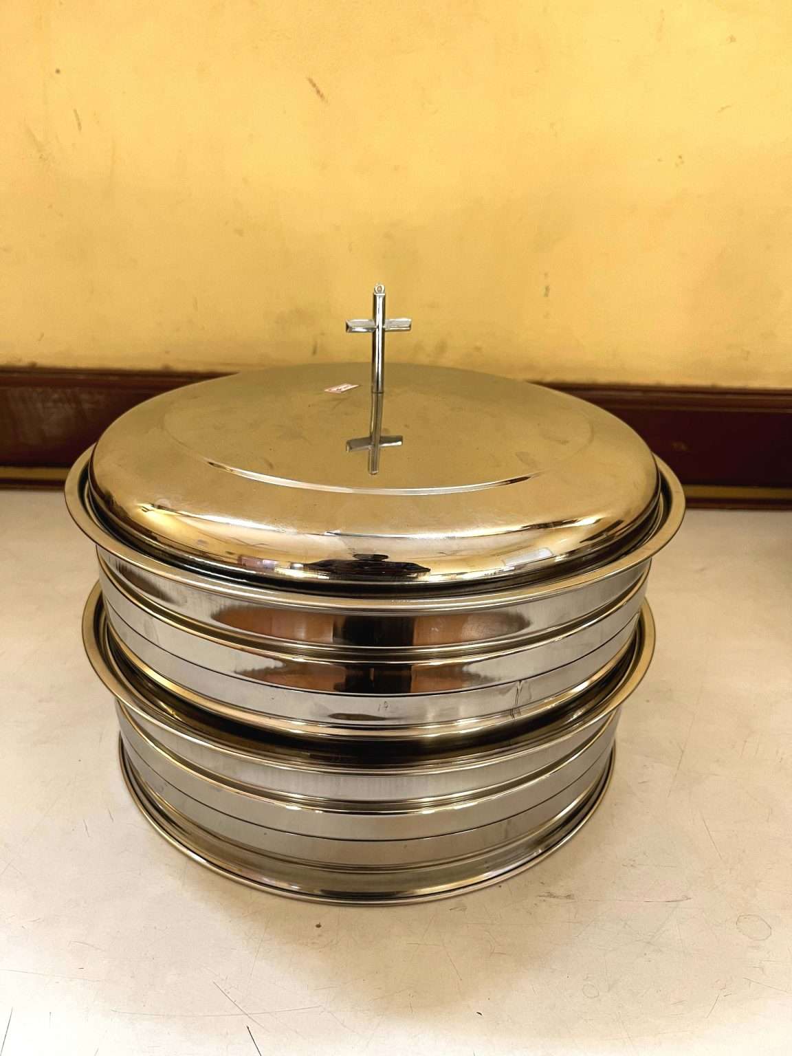 JAYCO Holy Communion Tray, Two-Set Stainless Steel with 80 Plastic Cups, Stackable Trays with Closed Cross-Top Lid for Church Communion Service