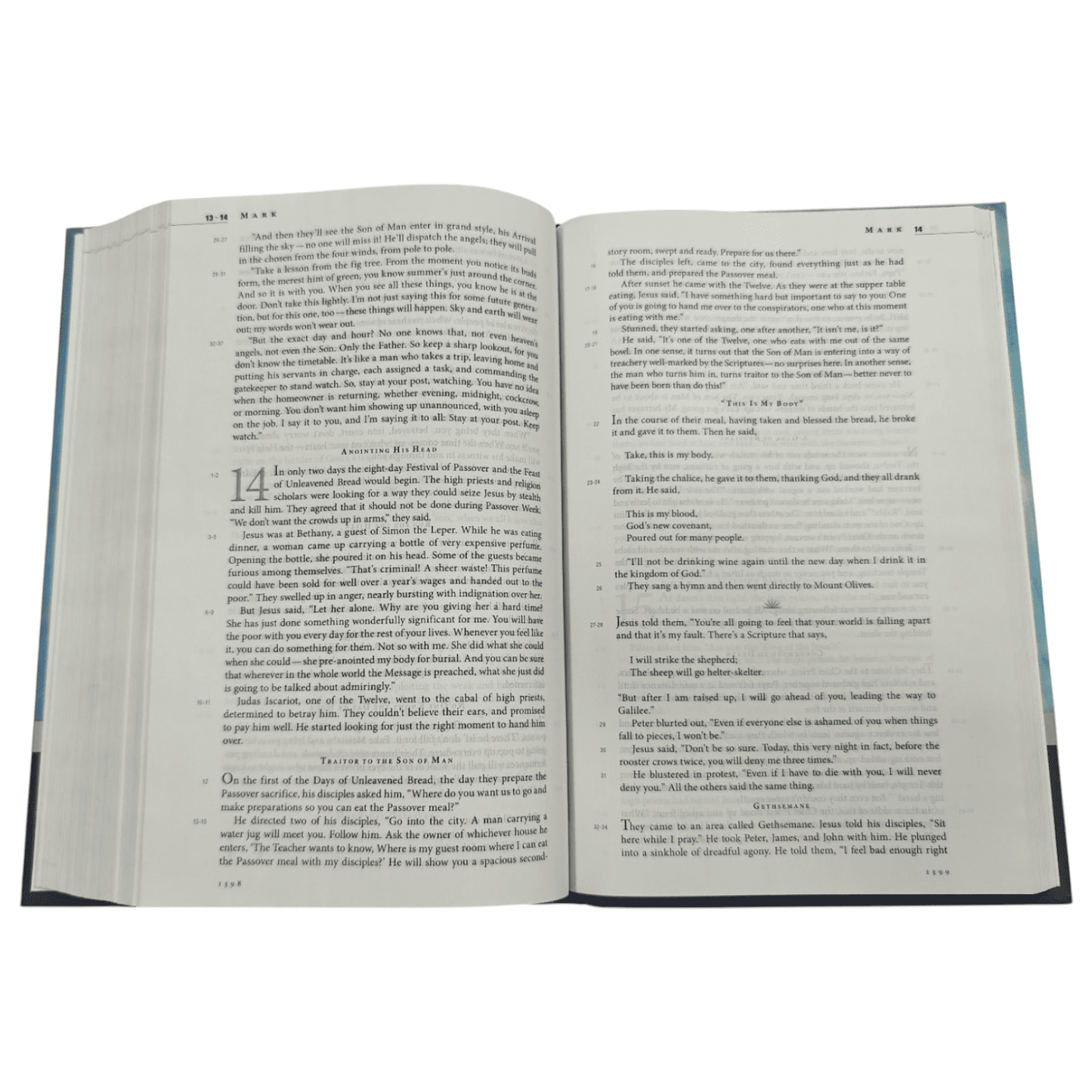 The Message Numbered Edition, Hardcover: Paragraph Format with Verse Numbers - Contemporary Bible Translation by Eugene Peterson - 9781576839164